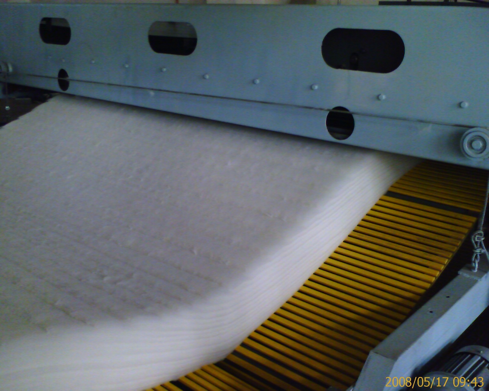 गैर बुना हुआ उद्योग कपड़ा रजाई मुक्त गोंद अस्तर के लिए मशीन बनाने 4.5m